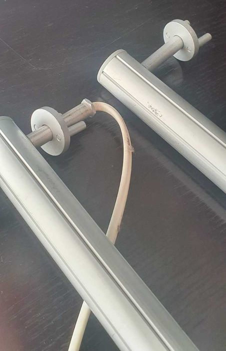 Dois varões de roupeiro com luz- Da Forma e Funzione