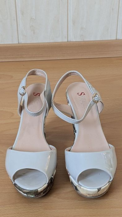 Продам жіночі босоніжки