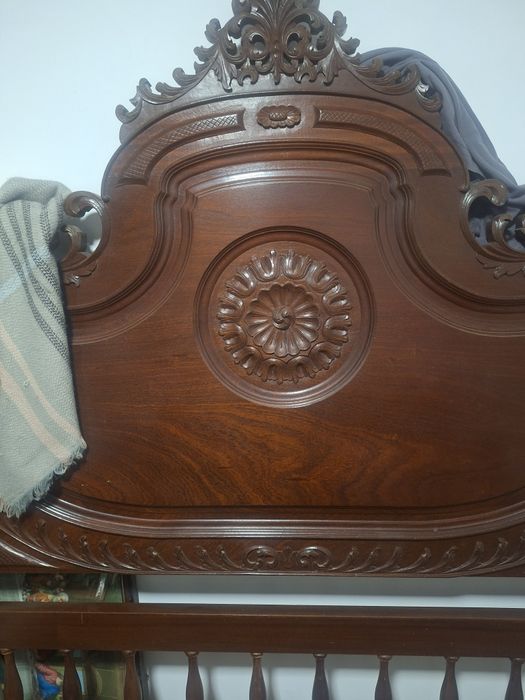 Cama de casal castanha