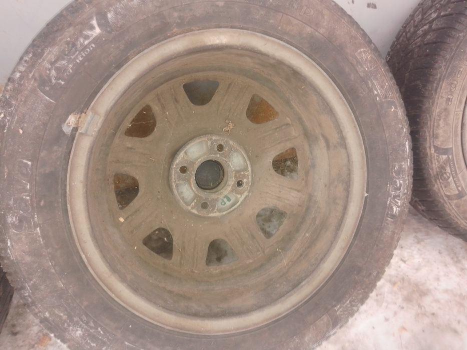 Продам тітани 4.100 R15. зимовою резиною