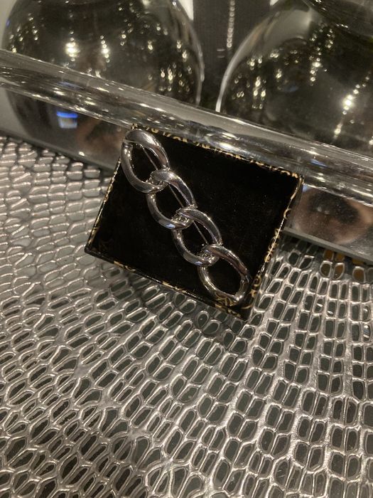 Broszka w kolorze srebra