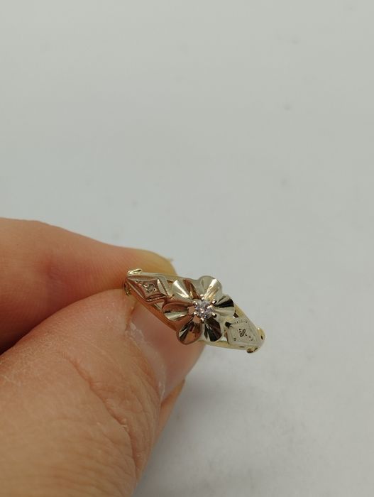 Золотое кольцо с бриллиантами 16.8 размер 2.47 грамма