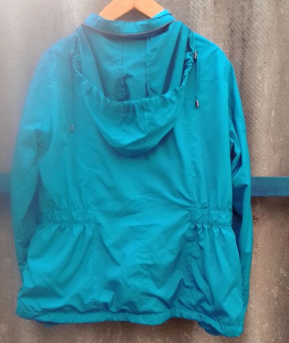 Продам жіночу куртку .