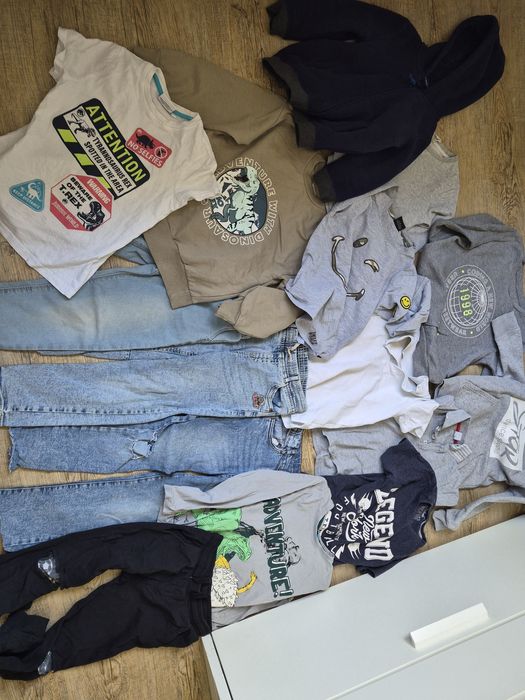 Spodnie, jeansy, bluzy, koszulki 122/128 zestaw