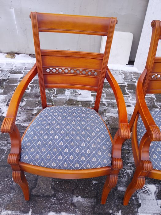 Piękne solidne krzesła -fotele drewniane  jak nowe.