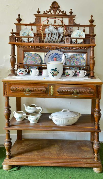 Conjunto de Mobiliário Antigo em Madeira para Restauro