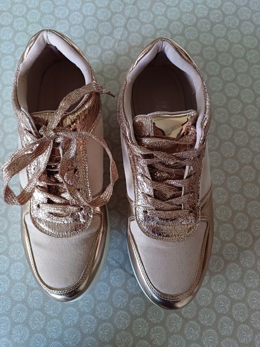 Sapatilhas cor ouro rosa. N.º39