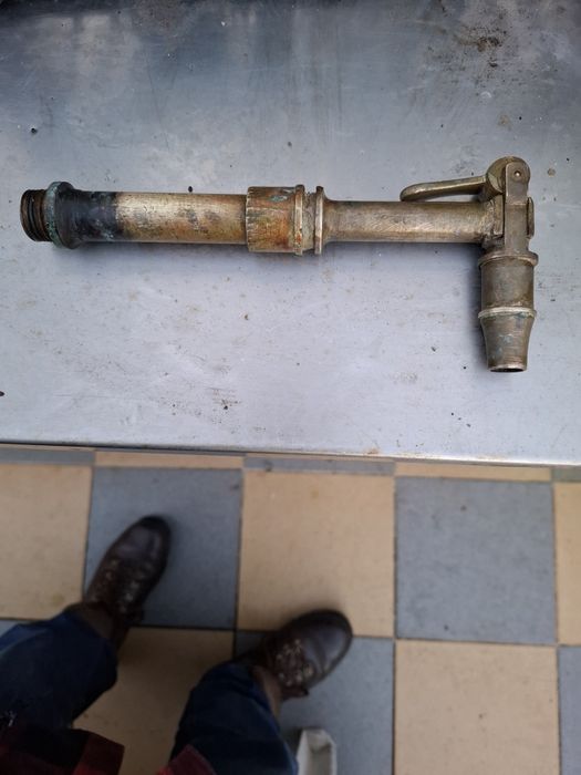 Torneira de bica de taberna em latão