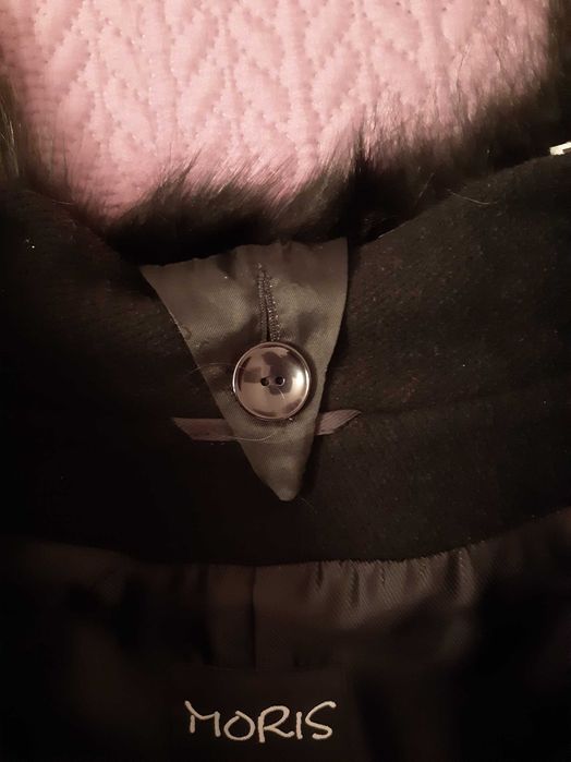 Elegancki czarny płaszcz damski z kołnierzem futrzanym – rozmiar 46