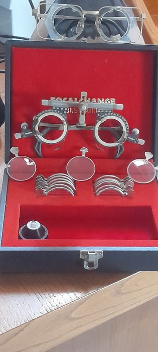 Kit oftalmologia com varias lentes e suporte