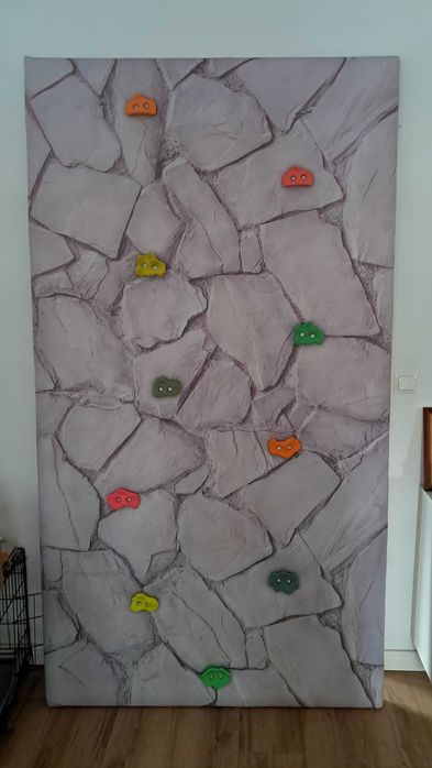 Ścianka wspinaczkowa 230 x 124cm z 10 kamieniami na płycie osb