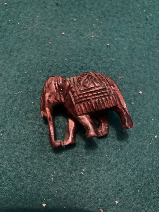 pequena escultura de elefante em madeira