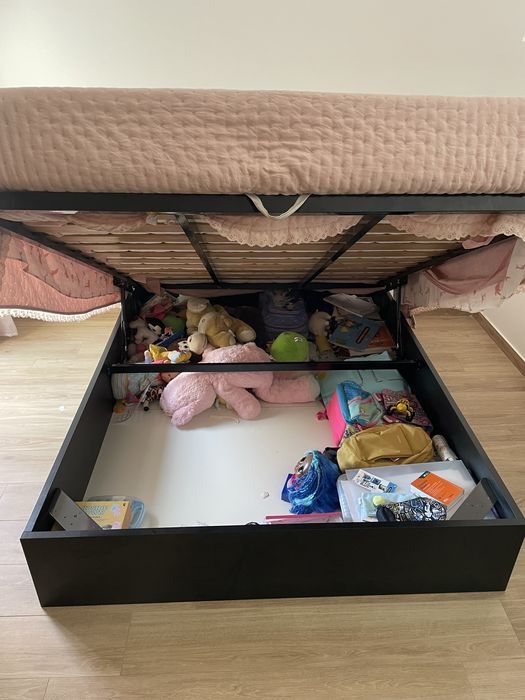 Quarto completo – cama de casal, cómoda, camiseiro, mesas de cabeceira e espelho