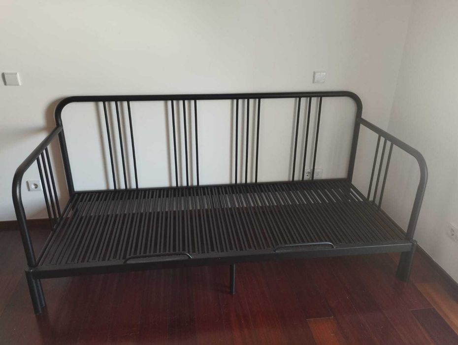 Cama individual/dupla FYRESDAL em bom estado