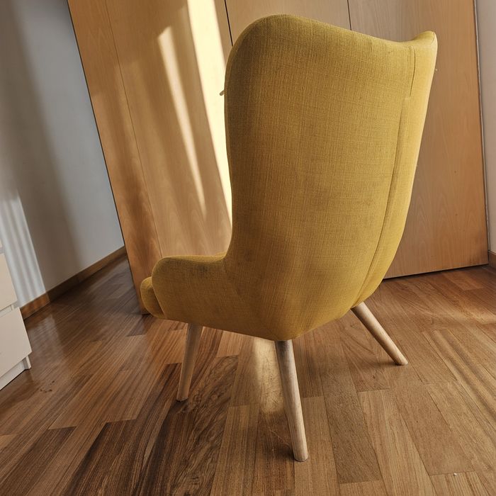 Poltrona em tecido amarelo