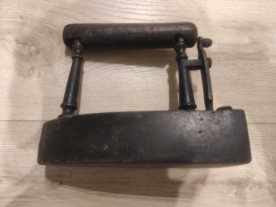 Brązowe żelazko na węglach.