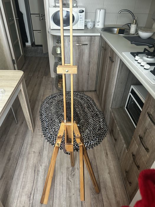 Мольберт з дерева.