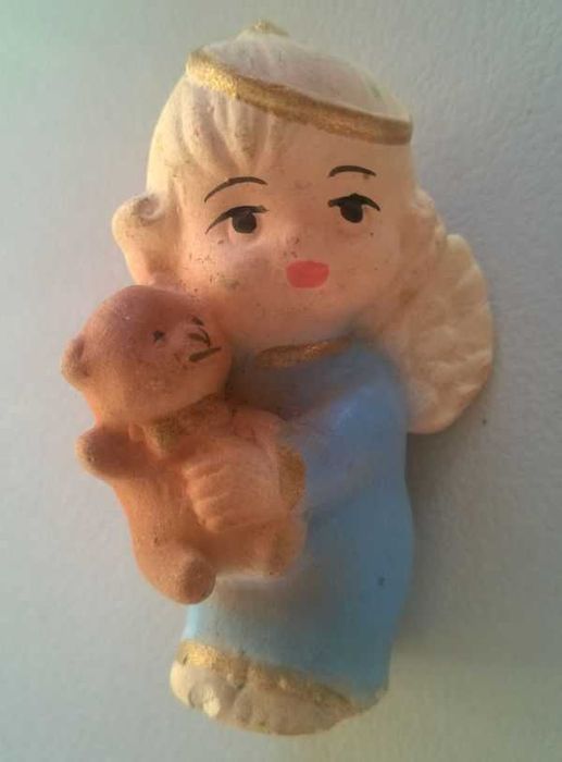 Figurki Aniołków Figurka Aniołek z misiem na rękach niebieski 5cm