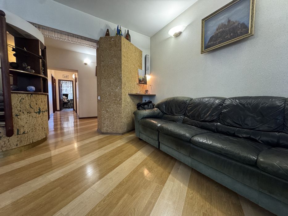 Продається простора 4-х кімнатна квартира в самому центрі Дніпра!