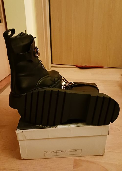 Czarne botki z ozdobnym łańcuchem