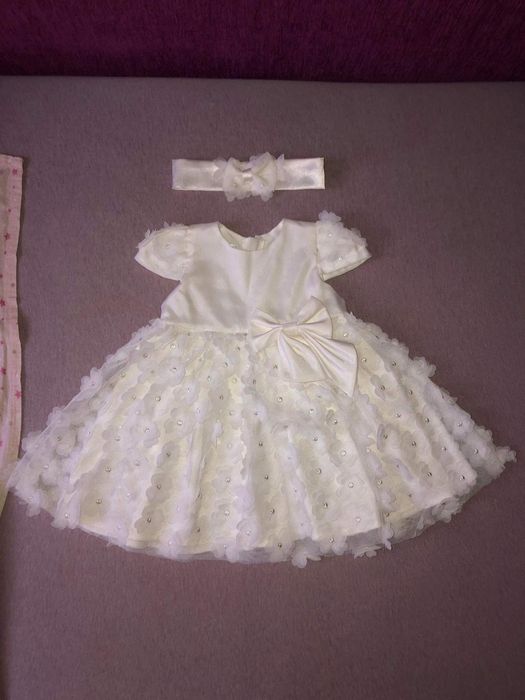 Biała sukienka na chrzest