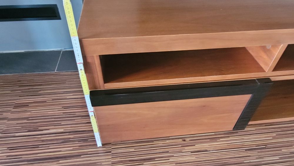 Półka RTV z regulacją szerokości.