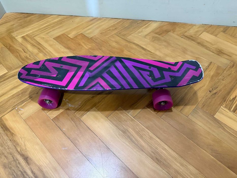 Skate Cruiser de Plástico 22" Roxo, rodas rosa, pronto a andar