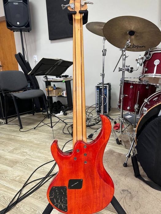 Ibanez BTB405QM 

5-струнна бас-гітара, дека — липа/