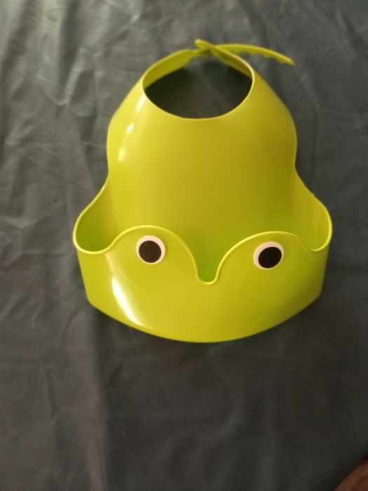 Biberões novos e babete