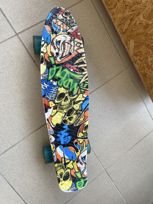 Deskorolka Aurora fiszka z motywem grafiti