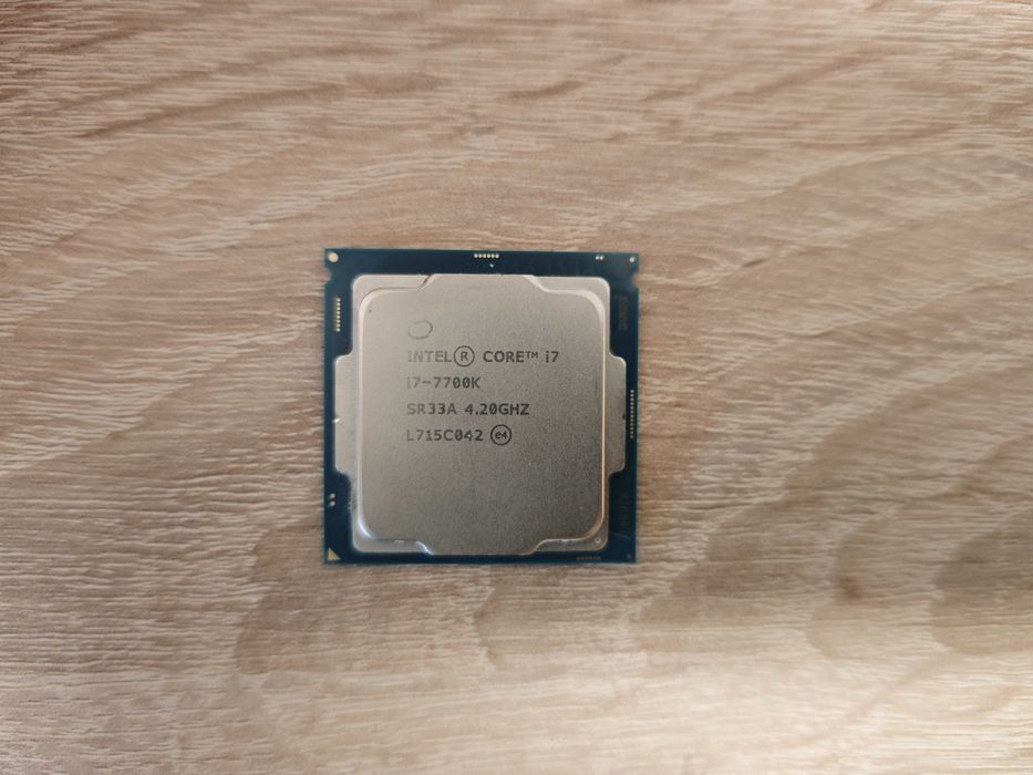 Процесор Intel Core i7-7700K 4.2 GHz/8M (s1151) --  Intel Xeon E-2144G