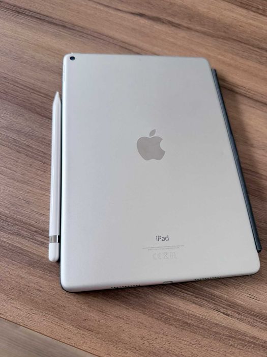 Ipad com teclado apple e apple pencil