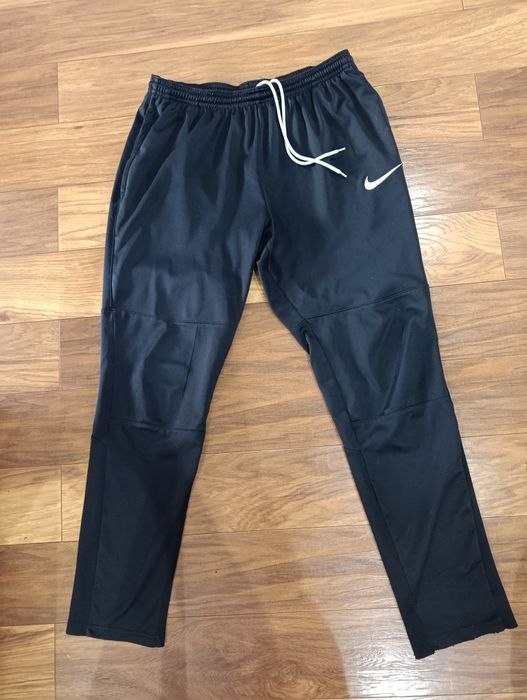 Czarna dresowe spodnie Nike rozm M-L