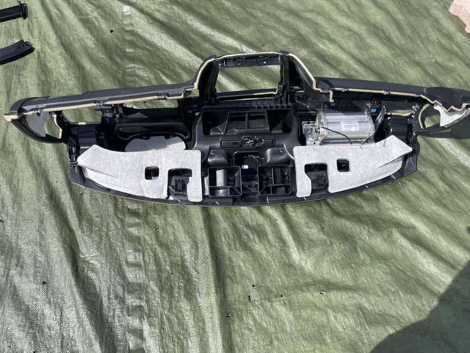 Konsola deska kokpit AIRBAG BMW E90 E91 E92 E93 czarna cupholder kubki