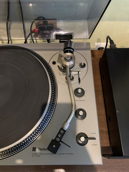 Програвач вінілових платівок Technics SL-1300