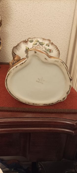 Par de jarras de altar em porcelana da Artibus