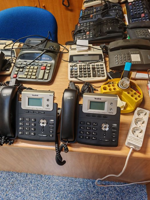 Telemóveis, telefones e calculadoras antigas