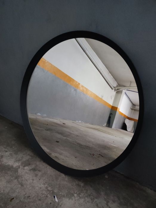 Espelho redondo com moldura em metal