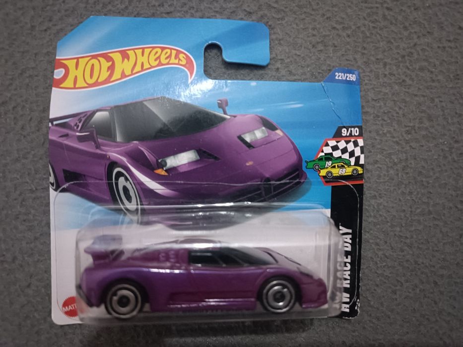 Hot Wheels em cartela