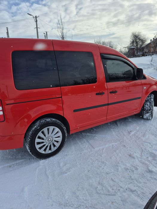 Volkswagen Caddy (2013рік-1,6 дизель+комплект гуми-літо на дисках)