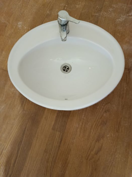 Lavatórios ovais com torneira