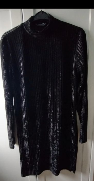 Sukienka welurowa Reserved M