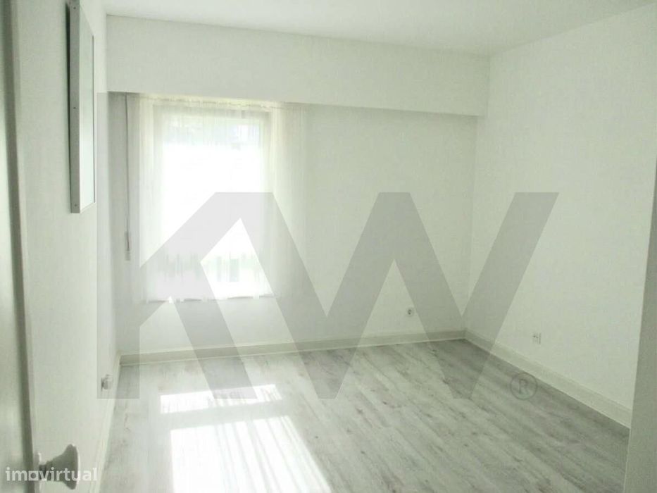 Apartamento T2 com Garagem e arrecadação | Alto das Flores