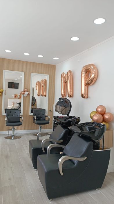 Aluga se cadeira de cabelereiro e mesa de manicur urgente