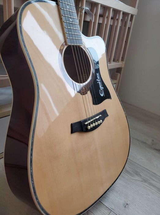 акустическая гитара с вырезом дредноут корпус