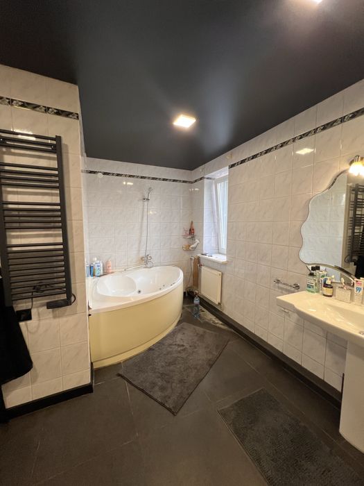 Укопмплектований будинок 260 кв.м з басейном