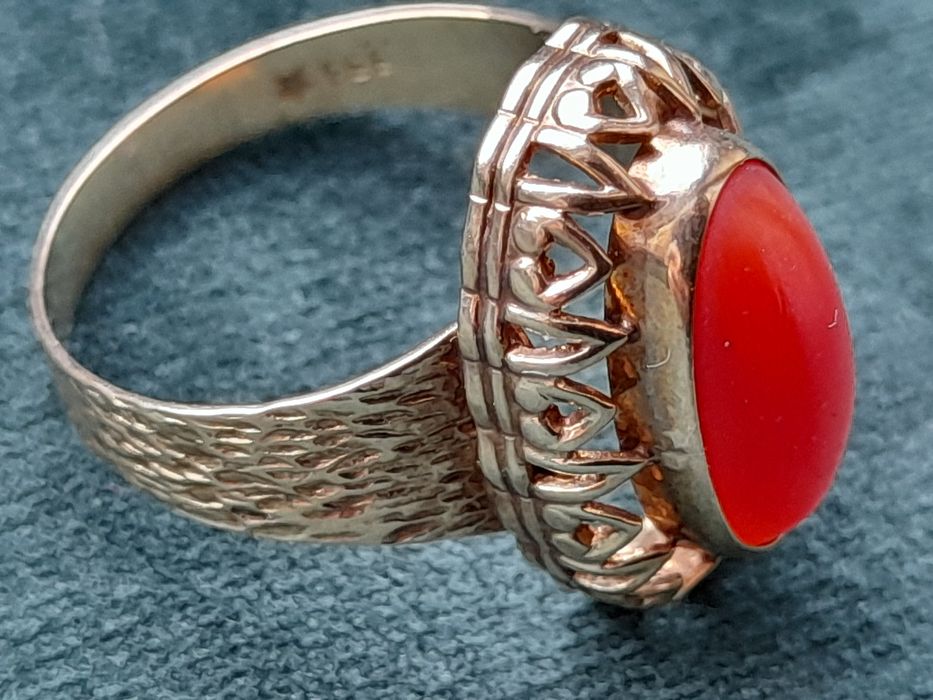 Piękny zloty pierścionek z koralem