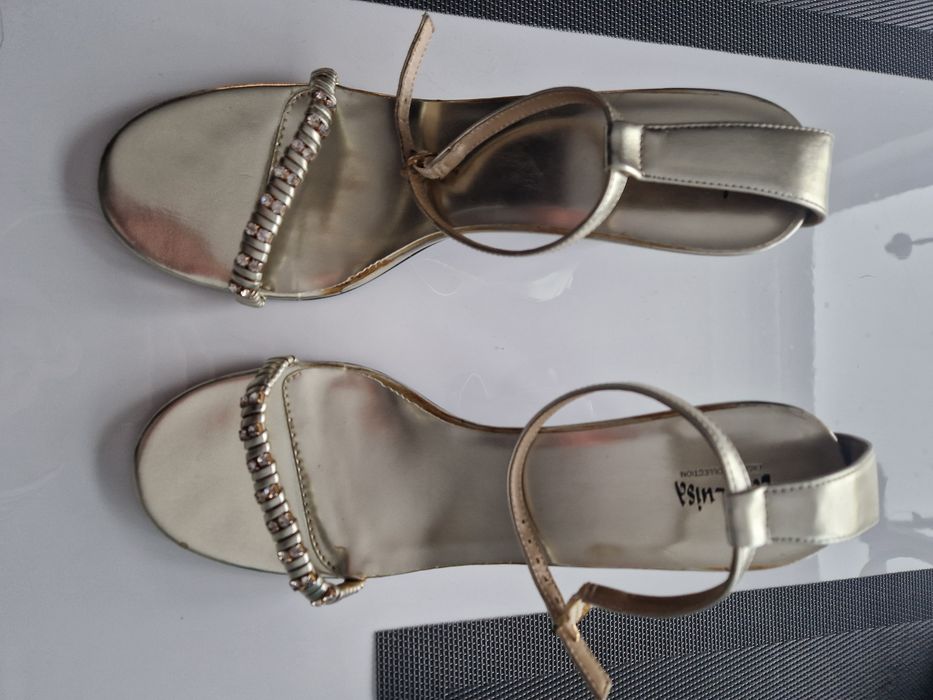 Buty okazjonalne na obcasie