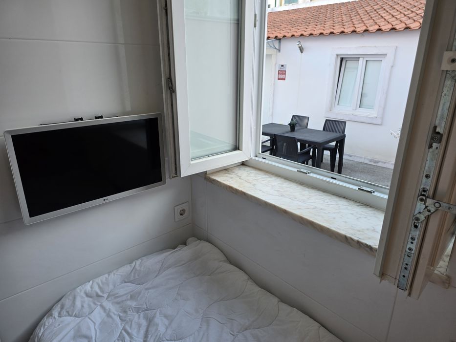 QUARTO *  Individual * com  TV  _   Centro  de Queluz , Lisboa