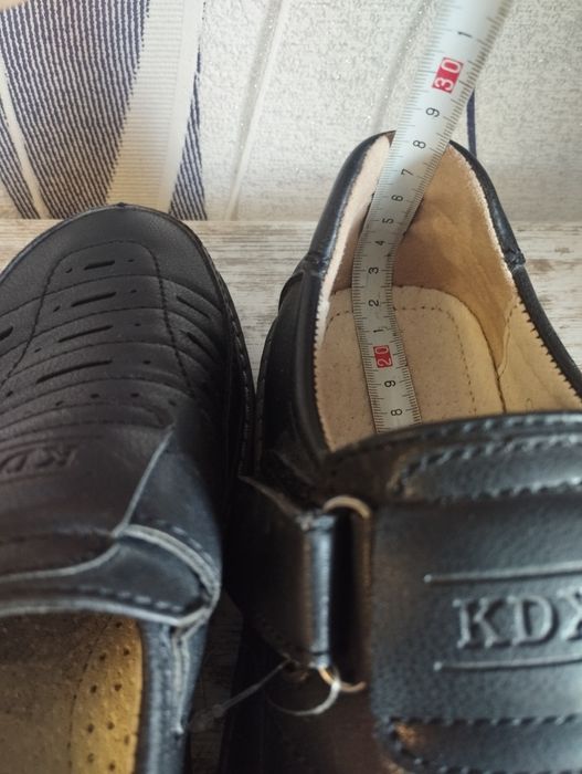 Туфлі НОВІ класичні для хлопчика 34-35 розмір.